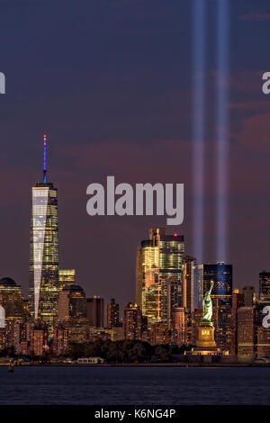 World Trade Center (WTC) omaggio alla luce Memorial II - La città di New York (New York) omaggio alla luce Memorial durante il XV anniversario del terrore a Foto Stock
