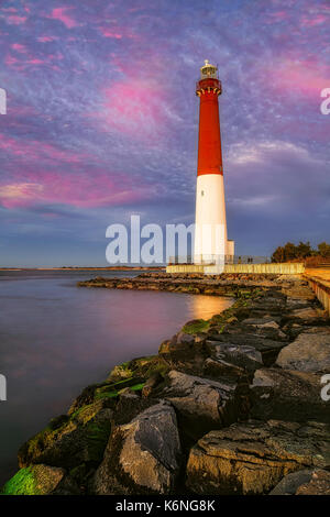 Barnegat Bay faro al tramonto - Barnegat Lighthouse o luce Barnegat, colloquialmente noto come 'Vecchio Barney', è un faro storico situato in Barneg Foto Stock