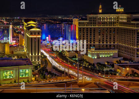 Las Vegas Strip Vista aerea - Sera vista aerea dell'illuminato e colorato Las Vegas Nevada hotel e casinò skyline. Foto Stock