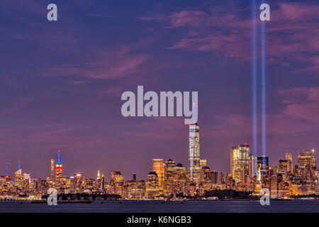 Attrazioni di NYC WTC omaggio di luce - sullo skyline di New York da Midtown Manhattan inferiore. Tra i molti visto è accesa Empire State Bu Foto Stock