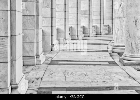 Anfiteatro di Arlington archi e colonne II - Il Cimitero Nazionale di Arlington anfiteatro di dettagli architettonici del marmo gli archi e le colonne come si vede dal retro e su uno dei lati della parte interna del teatro all aperto in Arlington, VA. Foto Stock