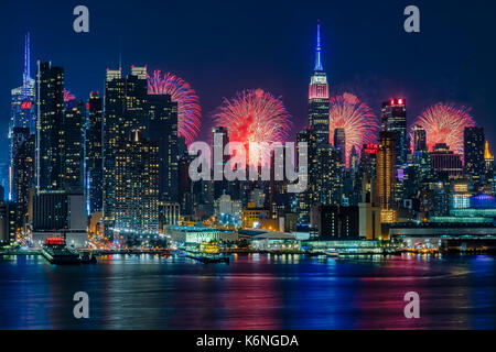 NYC fuochi d'artificio celebrazione - New York skyline della città con il Macy's spettacolari fuochi d'artificio del 4 luglio festa mostrano come sfondo di Midtown Manhattan. Foto Stock