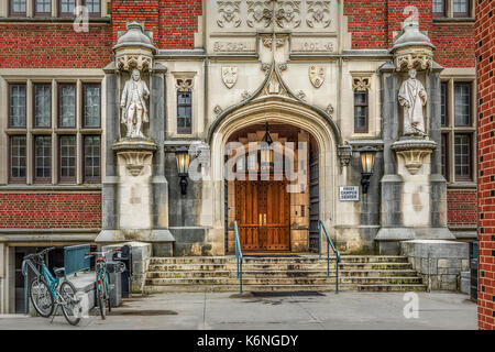 Primo centro del Campus Princeton University - Vista dell'ingresso dell'illuminato Collegiata architettura gotica stile primo centro del Campus. Su eac Foto Stock