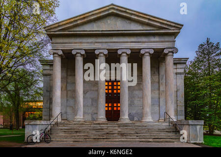 Whig Hall Princeton University - Una vista al illuminato iconico stile tempio greco Whig Hall durante le ore di colore blu di twil Foto Stock