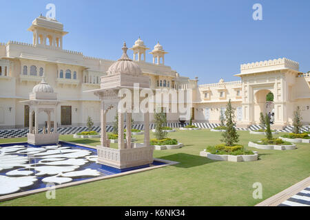 Udaipur, India - 4 novembre 2015: the oberoi udaivilas. L'hotel di lusso è situato sul lago di pichoola in Udaipur, Rajasthan, India. Foto Stock