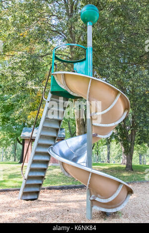 Spirale metallica parco giochi slitta Foto Stock