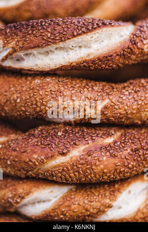 Bagno turco bagel simit close up. pasticcini freschi per la vendita sulle strade Foto Stock