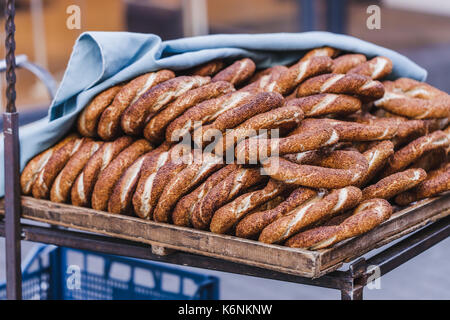 Bagno turco bagel simit close up. pasticcini freschi per la vendita sulle strade Foto Stock