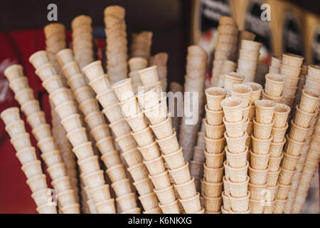 Pila di piccoli coni di cialda per gelato Foto Stock