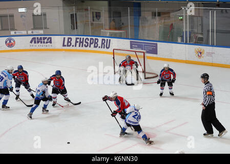 San Pietroburgo, Russia - Marzo 25, 2016: Ice hockey match Bobrov vs Piter ha durante il torneo tra i bambini della classifica squadre del futuro. Piter ha vinto Foto Stock