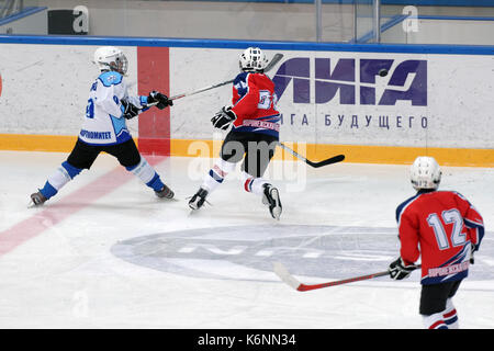 San Pietroburgo, Russia - Marzo 25, 2016: Ice hockey match Bobrov vs Piter ha durante il torneo tra i bambini della classifica squadre del futuro. Piter ha vinto Foto Stock