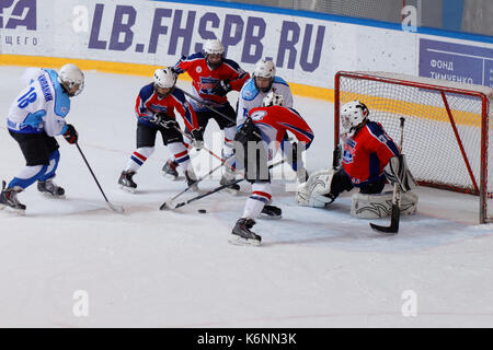 San Pietroburgo, Russia - Marzo 25, 2016: Ice hockey match Bobrov vs Piter ha durante il torneo tra i bambini della classifica squadre del futuro. Piter ha vinto Foto Stock