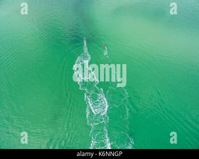 Vista aerea di due getti sci Competere attraverso l'acqua turchese Foto Stock