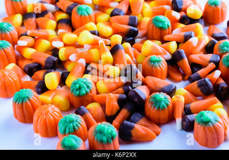 Cereali caramellati, mais indiano e lo sfondo di zucca Foto Stock