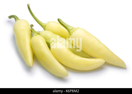 Banana peppers chiles (Capsicum annuum), la pila di intero baccello, pallido. tracciati di ritaglio, shadow separati Foto Stock