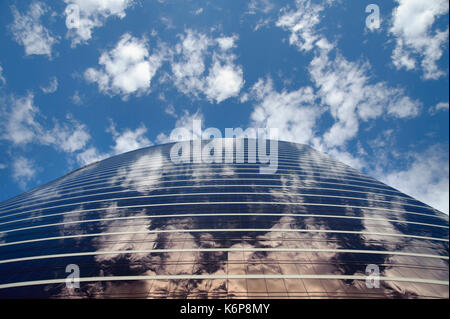 Nuvole riflettendo su highrise building Foto Stock