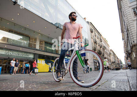 Zeroundici, italiano bici elettriche muoversi in città Foto Stock