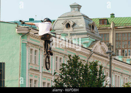 Acrobazie bmx ciclisti sulla rampa costruita per la giornata della città di Mosca Foto Stock