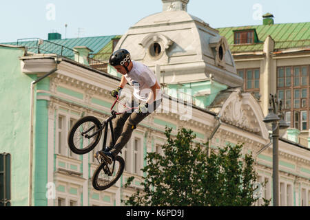 Acrobazie bmx ciclisti sulla rampa costruita per la giornata della città di Mosca Foto Stock