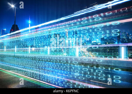 Cavalcavia dell'autostrada con codice binario i numeri sul movimento sfocati strada asfaltata , velocità e più veloce a matrice digitale informazioni di tecnologia di concetto . Foto Stock