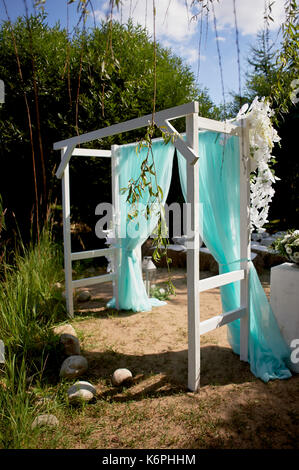 Arco di nozze di colore turchese sul lago di sfondo Foto Stock