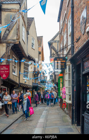 La folla di visitatore estivo di turisti nel caos storica strada medievale nel centro della città di York Foto Stock