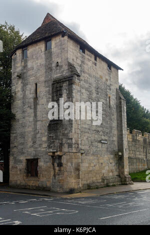 La postierla torre a fishergate porta nelle pareti della città di York sul lato sud della città costruita nel 1507 Foto Stock