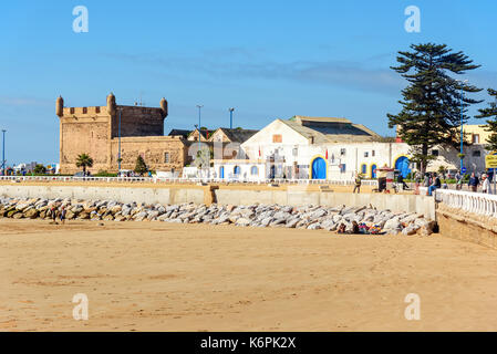 Essaouira, Marocco - 31 dicembre 2016: vista sul porto e la cittadella dalla spiaggia Foto Stock