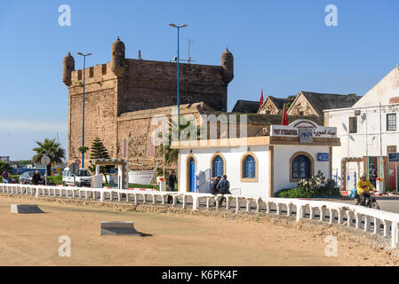 Essaouira, Marocco - 31 dicembre 2016: vista sul porto e la cittadella dalla spiaggia Foto Stock