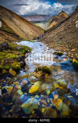 Landmannalaugar è un luogo nel Fjallabak Riserva Naturale nelle Highlands di Islanda. Esso si trova in corrispondenza del bordo di Laugahraun campo di lava, che è stato formato i Foto Stock