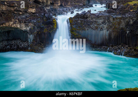 La cascata Aldeyjarfoss è situato nel nord dell'Islanda presso la parte settentrionale dell'altopiano Sprengisandur Road in Islanda Foto Stock