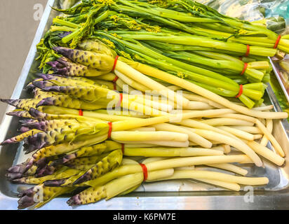 Sbollentati siam tulip (cucuma sparganifolia) e cinese cavolo fiore (bog choy) scottati vegetale è piatto tailandese, normalmente mangiato con pasta di peperoncino. Foto Stock