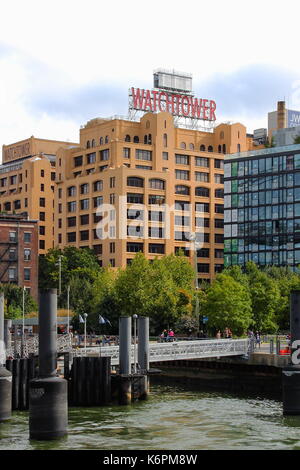 New york, Stati Uniti d'America - 28 September, 2016: la torre di avvistamento iconico Edificio come visto da Pier 1, Dumbo, in Brooklyn. Foto Stock