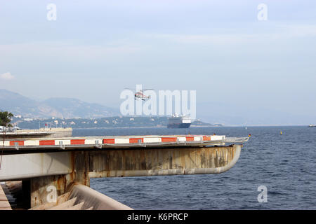 Un atterraggio elicottero presso l'eliporto di Monaco Foto Stock