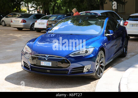 Nizza, Francia - 15 maggio 2016: blu tesla model s p90d'auto parcheggiata di fronte alla bella chiesa ortodossa Foto Stock