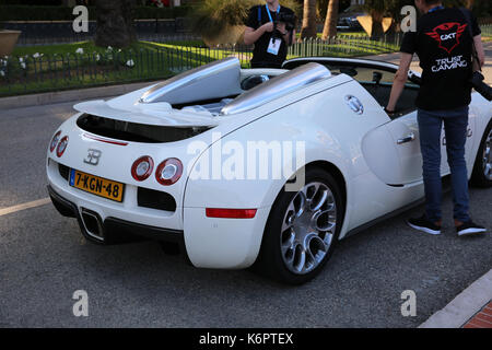 Monte-carlo, Monaco - 17 maggio 2016: bianco supercar Bugatti Veyron 16.4 grand sport (vista posteriore) parcheggiata di fronte al Grimaldi Forum di Monaco Foto Stock