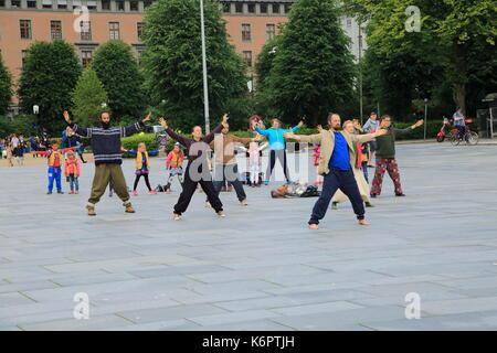 Tai Chi classe esercitare in uno spazio pubblico in centro città di Bergen, Norvegia Foto Stock