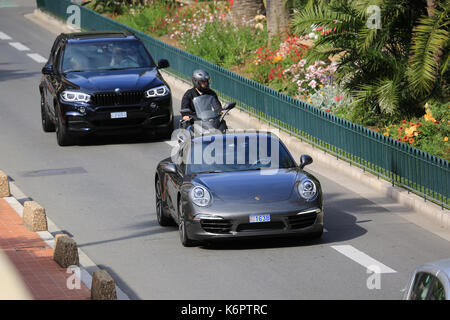 Monte-carlo, Monaco - 18 maggio 2016: bella donna alla guida di un costoso Porsche 911 Carrera s su avenue Princesse Grace di Monte-carlo, il principato di Monaco in Foto Stock