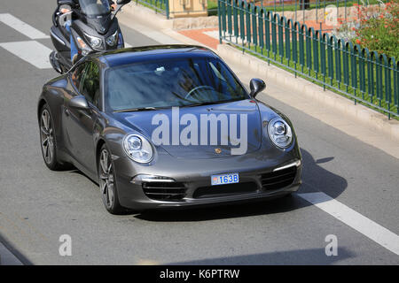 Monte-carlo, Monaco - 18 maggio 2016: bella donna alla guida di un costoso Porsche 911 Carrera s su avenue Princesse Grace di Monte-carlo, il principato di Monaco in Foto Stock