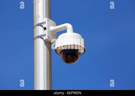 Dome per esterni di tipo telecamera TVCC su strada lampada a Nizza, Francia Foto Stock