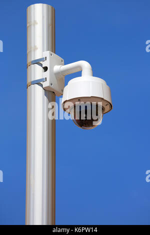 Dome per esterni di tipo telecamera TVCC su strada lampada a Nizza, Francia Foto Stock