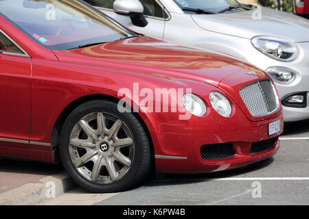 Monte-carlo, Monaco - 28 maggio 2016: british auto di lusso Bentley Continental gtc mal parcheggiate sul marciapiede nel Principato di Monaco Foto Stock