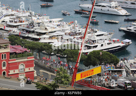 La Condamine, monaco - 28 maggio 2016: yacht di lusso sono parcheggiate nel porto Ercole di Monaco di Formula 1 Grand Prix 2016 Foto Stock