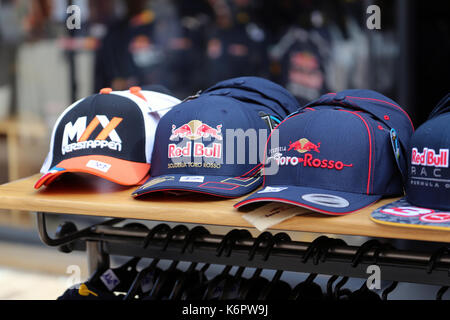 Monte-carlo, Monaco - 28 maggio 2016: diversi cappucci del celebre team di Formula Uno per la vendita durante il principato di Monaco di Formula 1 Grand Prix 2016 Foto Stock