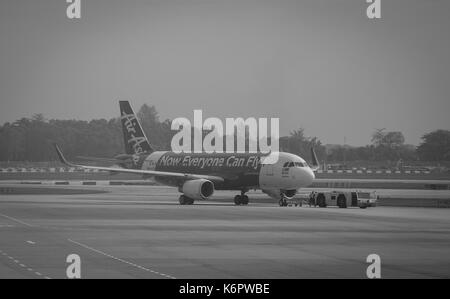 Singapore - Dic 14, 2015. Un airasia aereo sulla pista al Changi Airport di itl di Singapore changi è uno dei più importanti hub di trasporto in modo Foto Stock