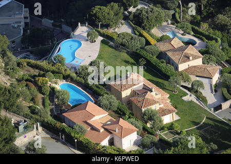 Vista aerea di case di lusso e piscine sulla riviera francese Foto Stock