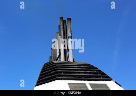 Grande camino di un traghetto contro un cielo blu Foto Stock