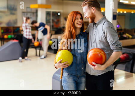 Bella giovane dating e bowling Foto Stock