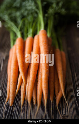 La carota sul vecchio tavolo in legno Foto Stock