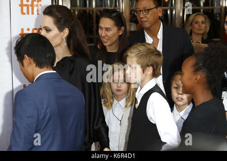 Toronto, kanada. Undicesimo Sep, 2017. Angelina Jolie, vivienne marcheline jolie-pitt shiloh jolie-pitt, knox leon jolie-pitt e zahara jolie-pitt frequentando il 'primo hanno ucciso mio padre: una figlia della Cambogia ricorda l' premiere durante la XLII toronto international film festival alla principessa di Galles teatro di settembre 11, 2017 a Toronto in Canada | verwendung weltweit/picture alliance credit: dpa/alamy live news Foto Stock